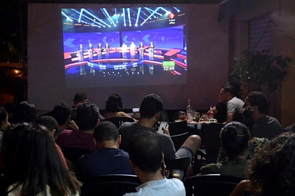 تونسيون يتابعون المناظرة التلفزيونية الأولى بين مرشحين للرئاسة في العاصمة في 07 سبتمبر 2019