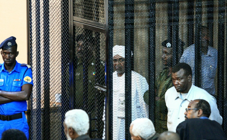 الرئيس السوداني المعزول عمر البشير يتابع من داخل قفص الاتهام جلسة محاكمته في الخرطوم في 31 آب/أغسطس 2019