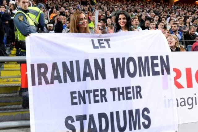 إيران: مشجعة الكرة التي احرقت نفسها اعترفت 