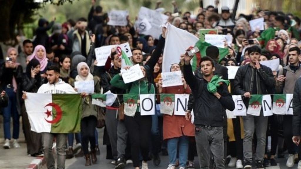 تظاهرة للطلاب في الجزائر رفضا للانتخابات