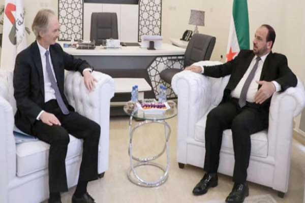 رئيس هيئة التفاوض السورية المعارضة نصر الحريري وغير بيدرسون خلال لقاء سابق لهما
