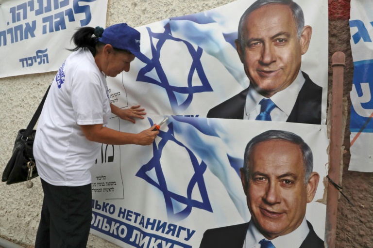 نتانياهو وغانتس يتسابقان لكسب ود الناخبين المترددين