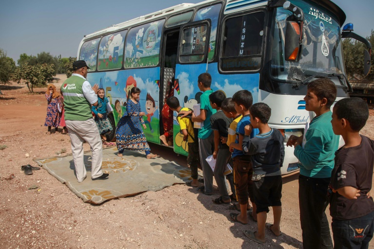 خيم وحافلات متنقلة تتحول قاعات تدريس للنازحين في سوريا