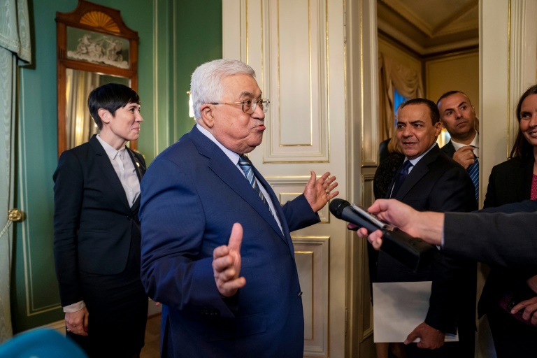 الرئيس الفلسطيني محمود عباس متحدثاً للصحافيين بعدما استقبلته وزيرة الخارجية النروجية إيني إيريكسن سوريدي في أوسلو في 18 أيلول/سبتمبر 2019.