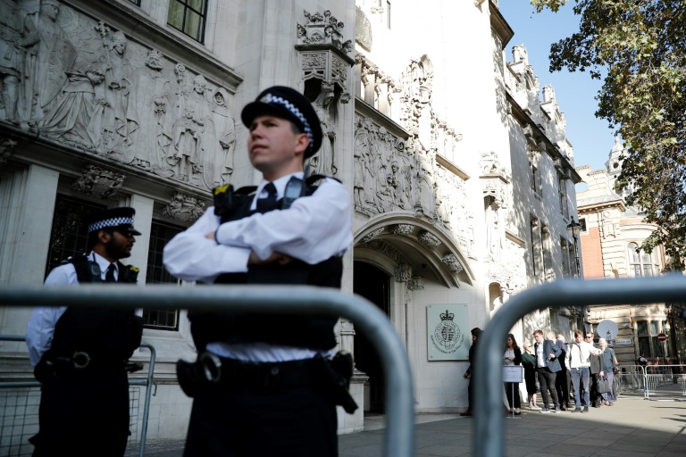شرطيان أمام مقر المحكمة العليا في لندن في 18 أيلول/سبتمبر 2019