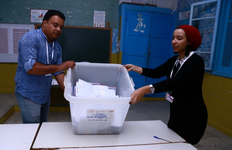 متطوعون يقومون بتعداد الاصوات في مركز اقتراع في سوسة في 15 سبتمبر 2019