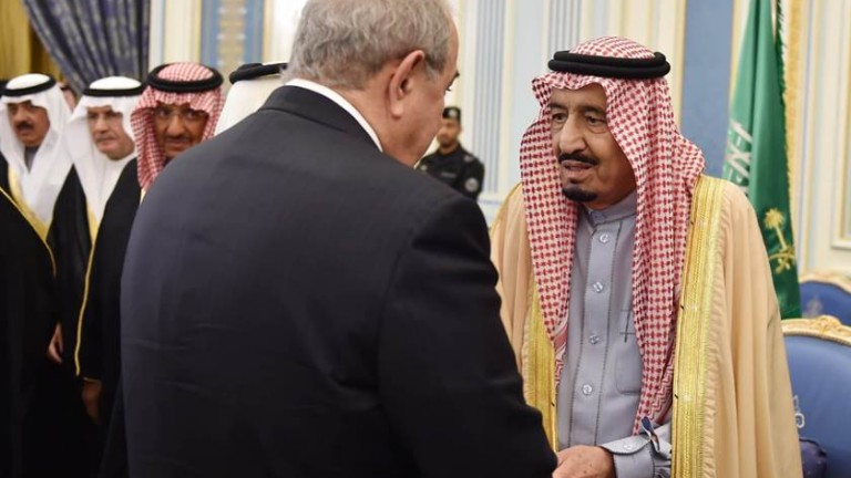 الملك سلمان مستقبلا علاوي في الرياض
