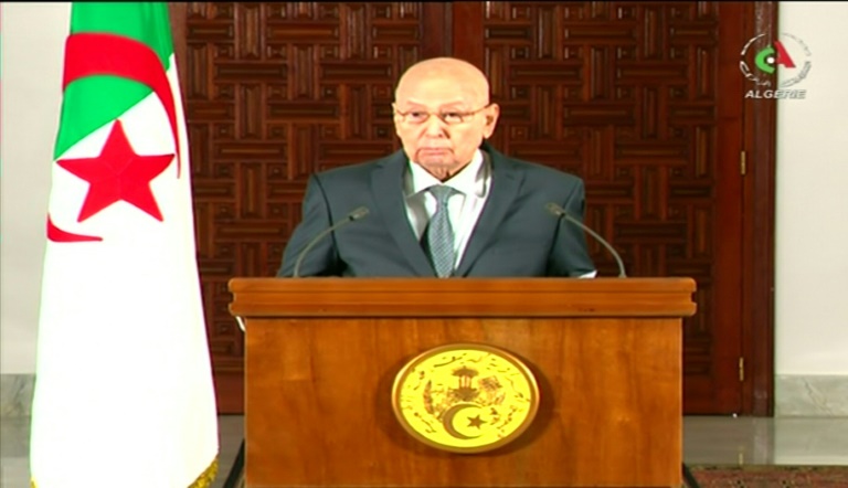 لقطة من التلفزيون الوطني الجزائري أثناء خطاب رئيس الدولة بالوكالة عبد القادر بن صالح يعلن فيه الموعد الجديد للانتخابات الرئاسية في 15 سبتمبر 2019 في الجزائر العاصمة