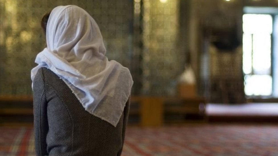 معاداة الإسلام ببريطانيا: الحزب الحاكم 