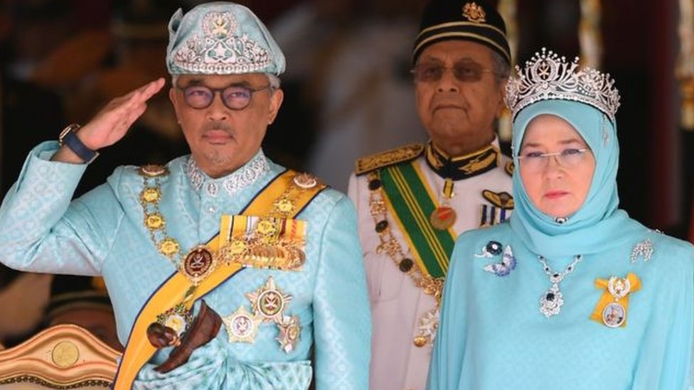 ملكة ماليزيا تستنكر اعتقال منتقديها في وسائل التواصل