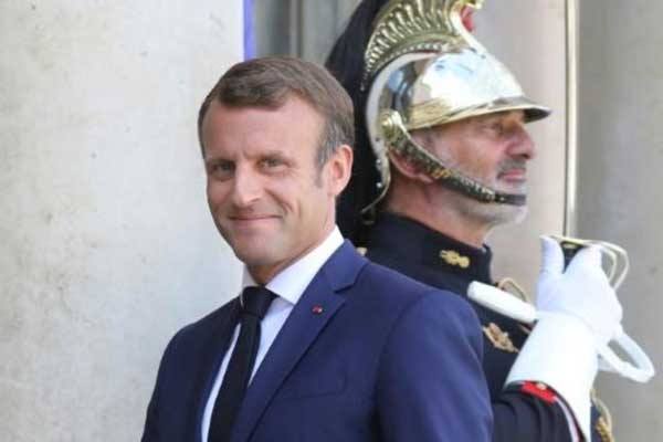 الرئيس الفرنسي عند مدخل قصر الإليزيه الثلاثاء في 3 سبتمبر 2019