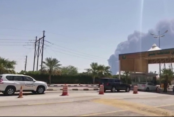دخان يتصاعد من موقع بقيق في السعودية