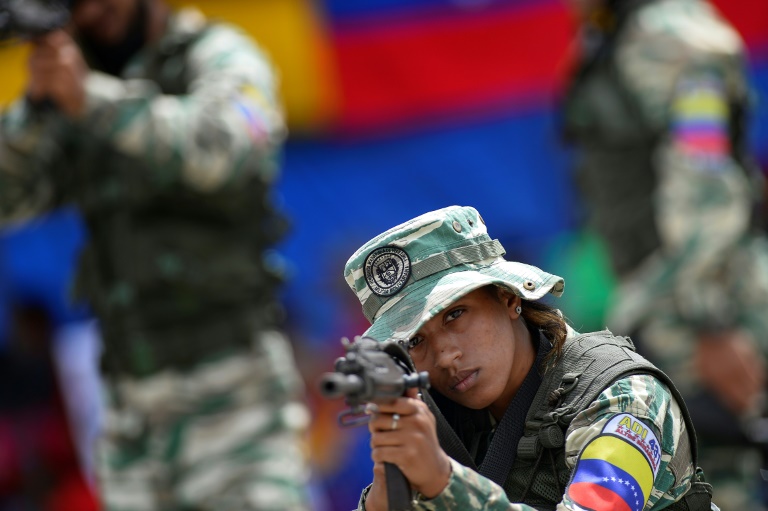 افراد من الميليشيا البوليفارية الوطنية يتدربون على السلاح في مركز للجيش الفنزويلي في اطار 