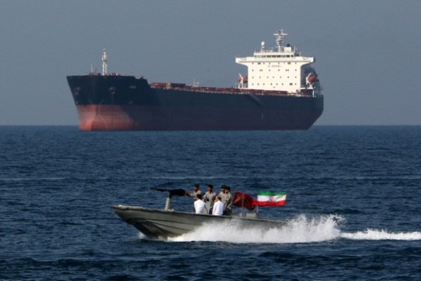 إيران تحتجز سفينة قرب مضيق هرمز