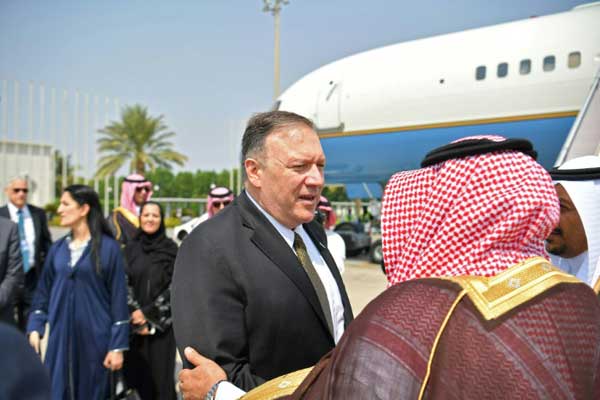 وزير الخارجية الأميركي مايك بومبيو في مطار الملك عبد العزيز الدولي في جدة في غرب السعودية قبل مغادرة المملكة في 19 سبتمبر 2019