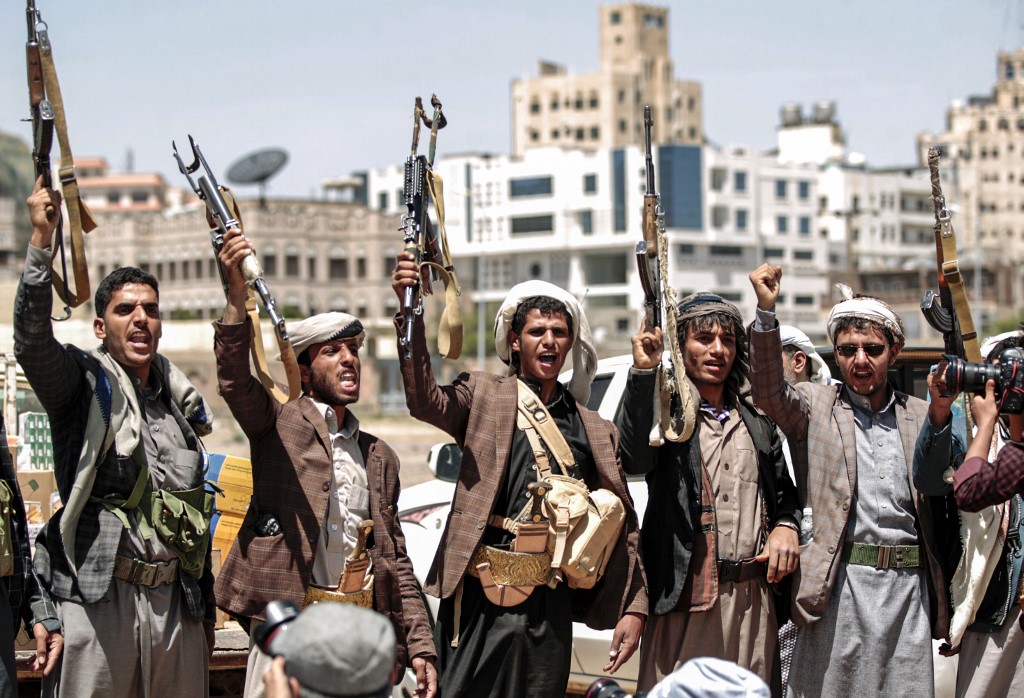 مقاتلون حوثيون يحتفلون في صنعاء بذكرى الانقلاب على شرعية الرئيس هادي
