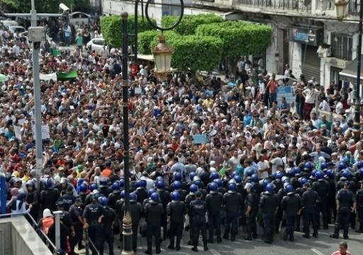 طلاب يتظاهرون في العاصمة الجزائر بمواجهة قوات الامن في السابع عشر من ايلول/سبتمبر 2019