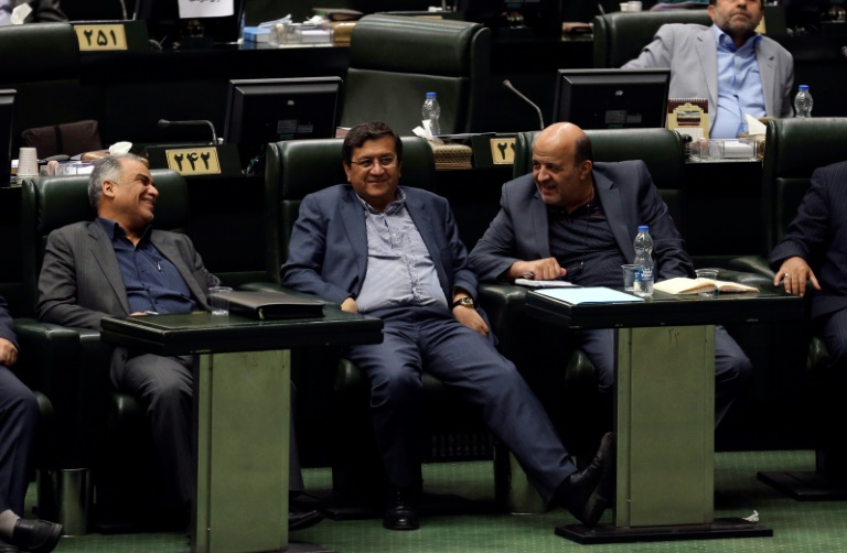 حاكم المصرف المركزي الإيراني عبد الناصر همتي (وسط) في مجلس الشورى في 7 تشرين الأول/أكتوبر 2018