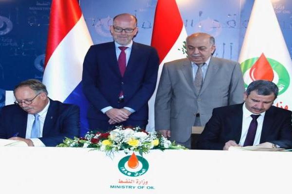 وزير النفط العراقي والسفير الهولندي يتوسطان رئيسي الشركتين العراقية والهولندية لانشاء جزيرة عراقية في مياه الخليج