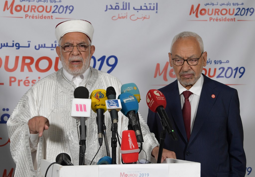 راشد الغنوشي (يمنين) رئيس حركة النهضة في تونس مع مرشح الحركة للرئاسة عبد الفتاح مورو