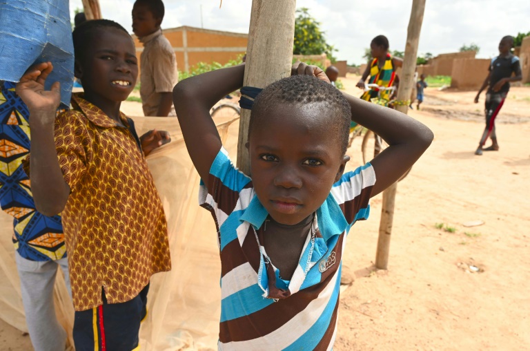 اطفال في قرية فقيرة في شمال واغادوغو عاصمة بوركينا فاسو في 17 ايلول/سبتمبر 2019