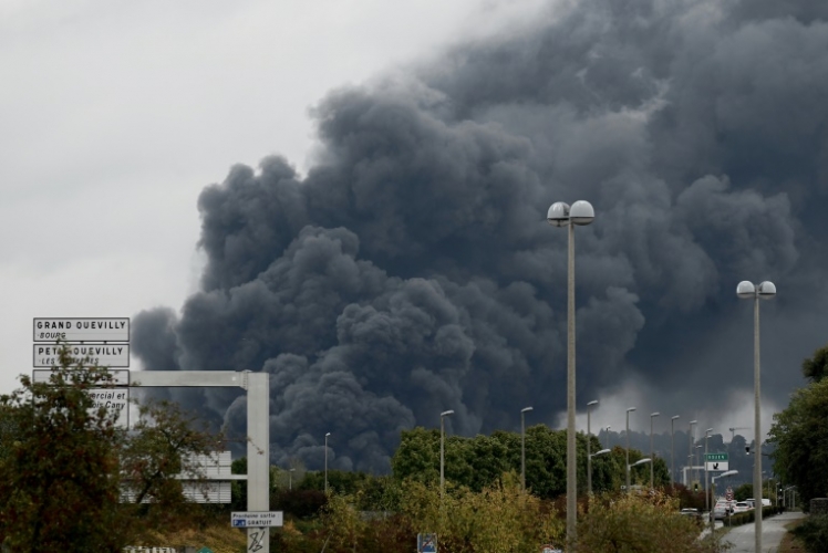 فرنسا تعلن إخماد حريق مصنع المواد الكيميائية