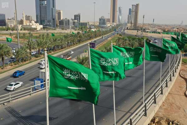 أعلام سعودية تزيّن شوارع الرياض