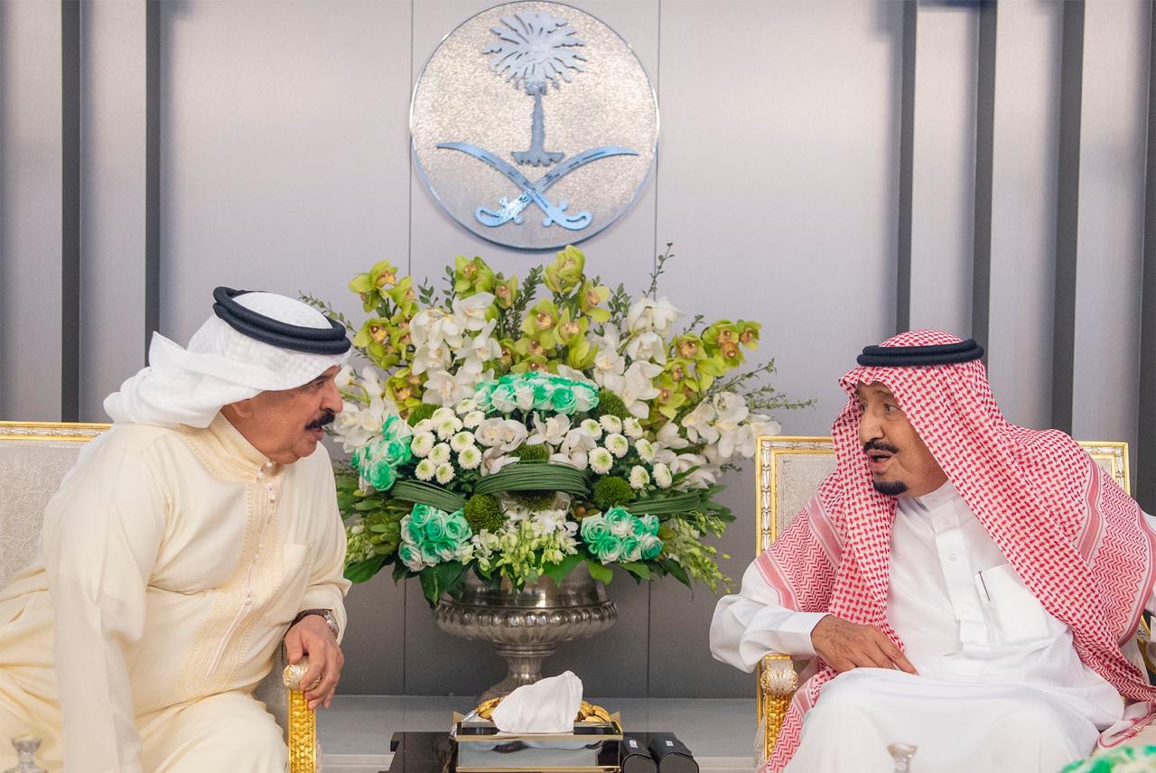 الملك سلمان مستقبلا عاهل البحرين في قصر السلام