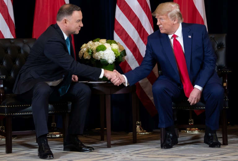 ترمب يعلن تعزيز التواجد العسكري في بولندا