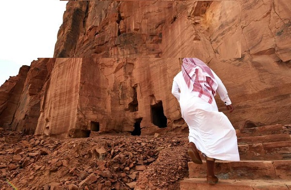 رجل في وادي العلا احدى المناطق السياحية في السعودية