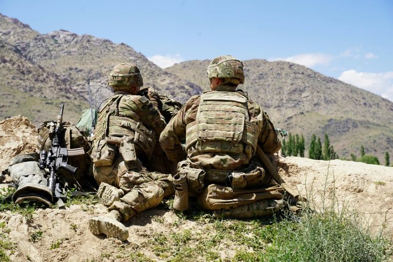 جنديان من قوات حلف الاطلسي في افغانستان- ارشيف