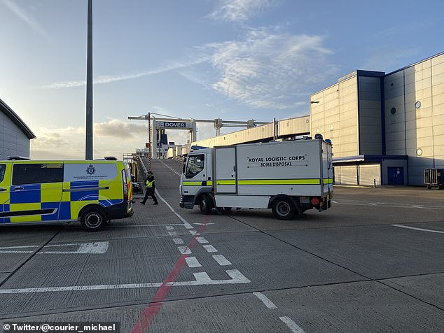 صور من (تويتر) لحادث انذار القنبلة في ميناء دوفر البريطاني 