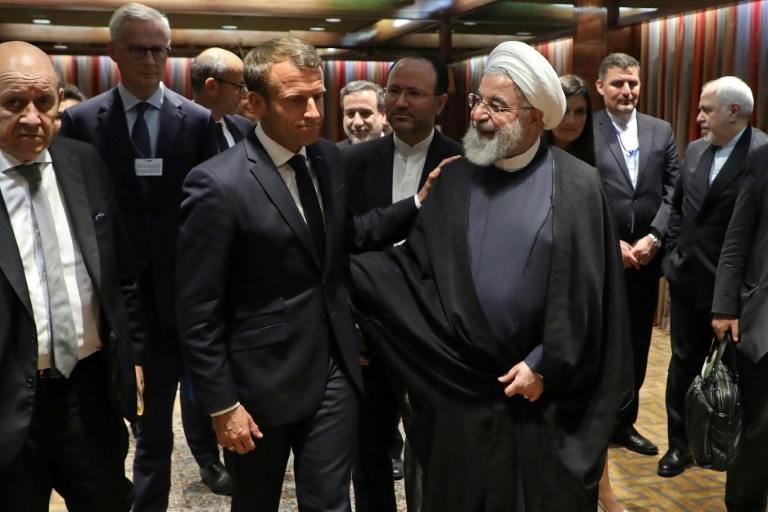 الرئيسان الفرنسي إيمانويل ماكرون (يسار) والإيراني حسن روحاني يتحادثان عقب اجتماع في مقر الأمم المتحدة في نيويورك في 23 أيلول/سبتمبر 2019.