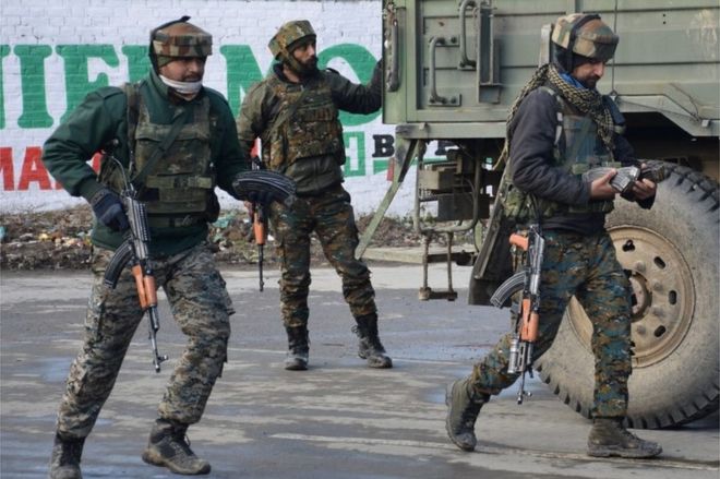 جنود من الجيش الهندي يصلون موقعا قريبا من معركة بين مسلحين وقوات الأمن الهندية قرب بولواما، جنوبي كشمير، يوم 18 شباط/ فبراير.
