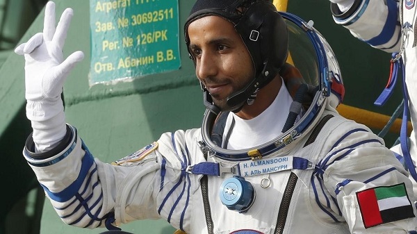 محمد بن راشد يهاتف رائد الفضاء الإماراتي