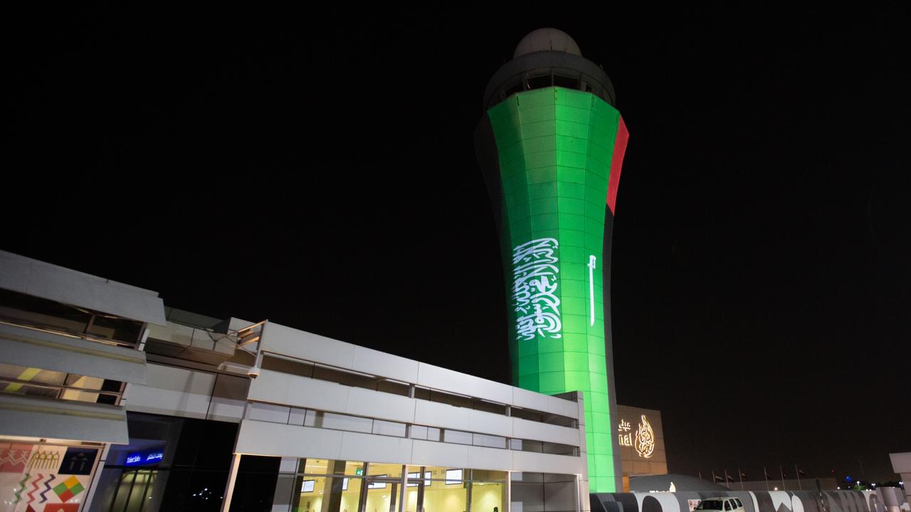  إضاءة واجهة مبنى المطار الجديد باللون الأخضر