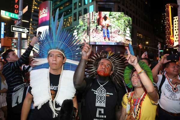 ممثلون عن قبائل مختلفة من هنود أميركا الجنوبية وغابة الأمازون يتظاهرون في ساحة تايمز سكوير في نيويورك في 22 سبتمبر 2019 قبل انعقاد قمة المناخ والجمعية العامة للأمم المتحدة