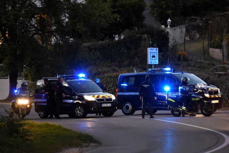 سياراتان تابعتان للشرطة الفرنسية في بون دو بوفوازان في 24 أيلول/سبتمبر 2018