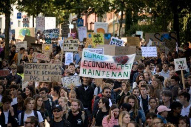 مئة ألف متظاهر في برن للمطالبة بالتصدي لمسببات التغير المناخي