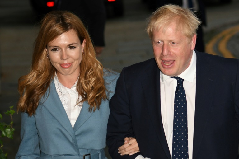 رئيس الوزراء البريطاني بوريس جونسون وصديقته كاري سيموندز في مانشستر في 28 أيلول/سبتمبر 2019