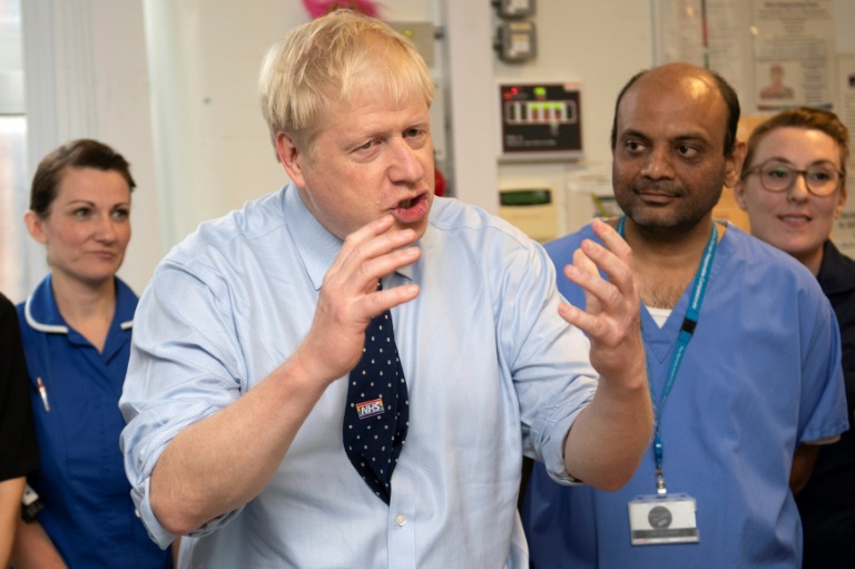 رئيس الوزراء البريطاني بوريس جونسون متحدثا خلال زيارة لمستشفى في شمال غرب انكلترا، الأحد 29 سبتمبر 2019