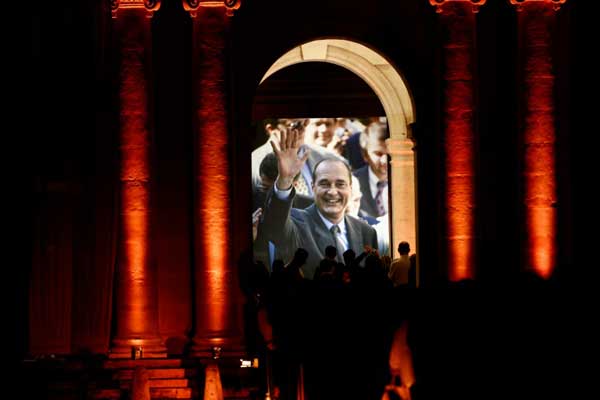 فرنسيون يتقاطرون حتى ساعة متأخرة من ليل 29 سبتمبر 2019 لإلقاء التحية على نعش الرئيس الفرنسي السابق جاك شيراك في كاتدرائية مبنى ليزانفاليد في وسط باريس