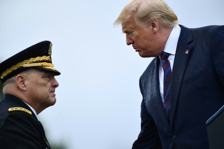 ترمب ورئيس الاركان الجديد خلال احتفال عسكري في فيرجينيا الاثنين 30 سبتمبر 2019
