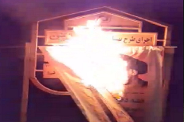 حرق صور لخميني وخامنئي في خوزستان