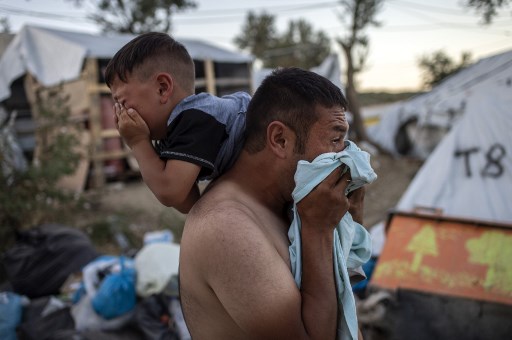 مصرع مهاجرين اثنين في حريق بمخيم لاجئين في اليونان