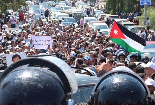 محكمة أردنية توقف إضراب المعلمين