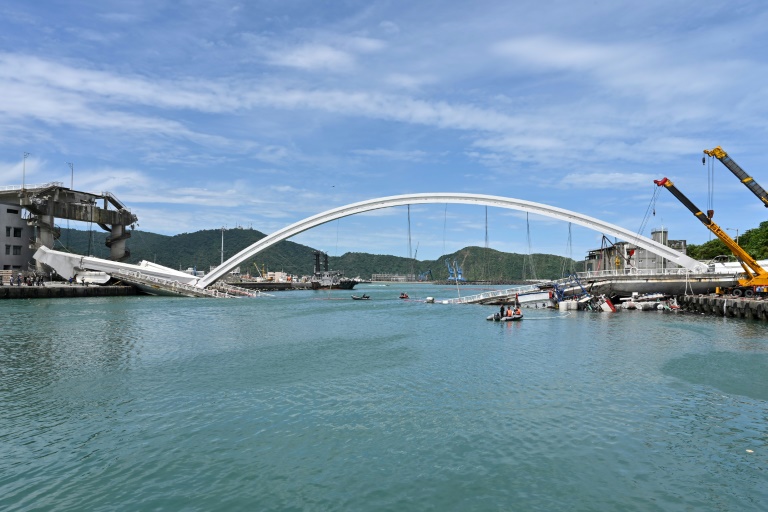 12 جريحًا وستة مفقودين إثر انهيار جسر في تايوان