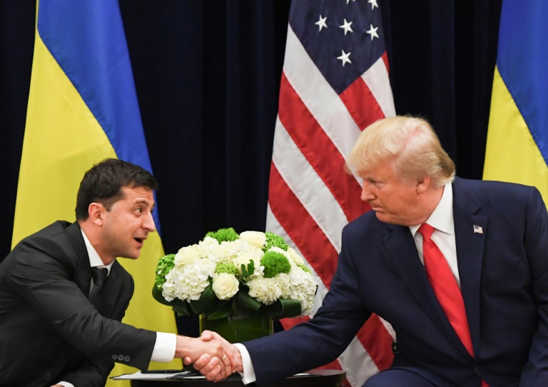 الرئيس دونالد ترمب مصافحا نظيره الأوكراني فولوديمير زيلينسكي خلال لقاء في نيويورك في 25 سبتمبر 2019