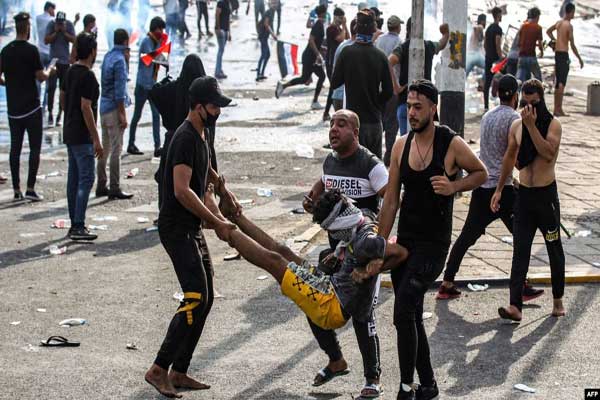 مصابون في صدامات بين المحتجين وقوات الأمن في وسط بغداد