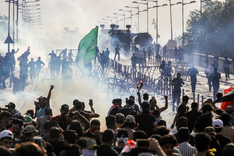 مواجهات بين شرطة مكافحة الشغب والمتظاهرين في وسط بغداد الثلاثاء في الاول من تشرين الاول/اكتوبر 2019